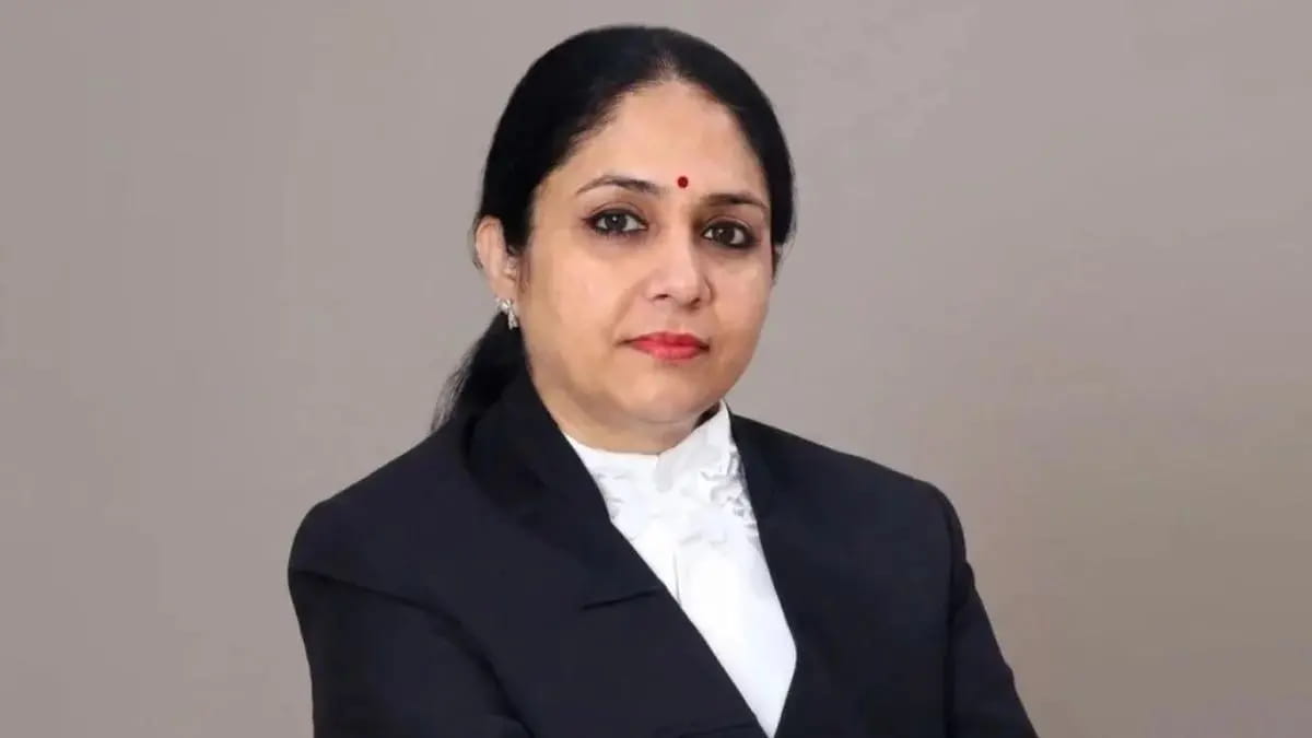 दिल्ली शराब नीति केस से अलग हुईं जस्टिस स्वर्णकांता, अरविंद केजरीवाल, मनीष सिसोदिया पर अवमानना की कार्रवाई
