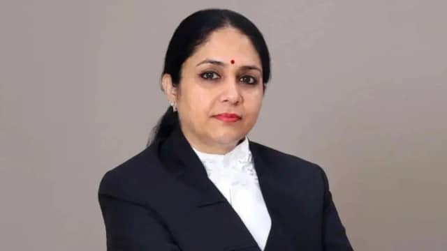 दिल्ली शराब नीति केस से अलग हुईं जस्टिस स्वर्णकांता, अरविंद केजरीवाल, मनीष सिसोदिया पर अवमानना की कार्रवाई