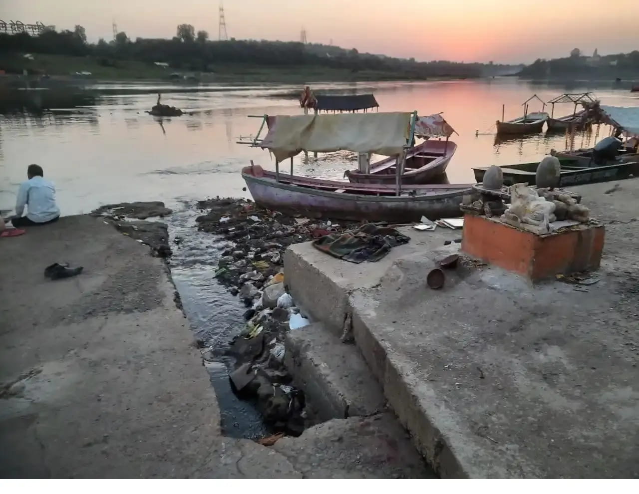 नर्मदा में घुल रहा जहर, 34 नदियों व 43 नालों के साथ ही 9 शहरों का सीवेज बना बड़ा खतरा