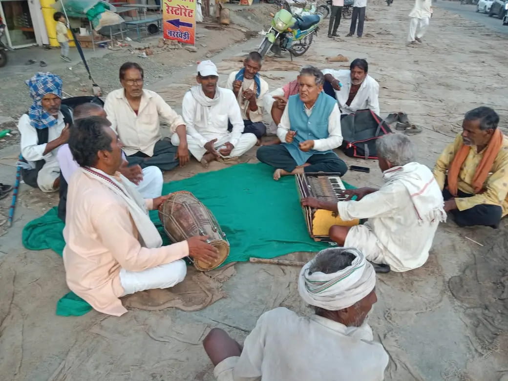 बार-बार गुल हो रही बिजली, तपती दोपहर में किसान रोड पर भजन गाने बैठ गए