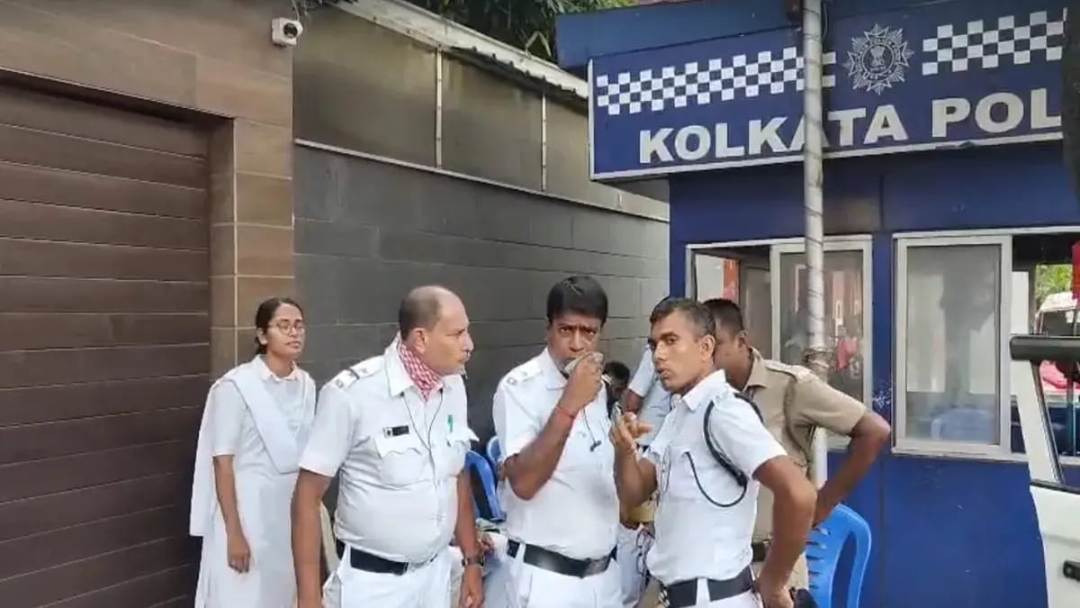 ममता बनर्जी के भतीजे अभिषेक के घर पहुंची पुलिस, अवैध निर्माण का दिया गया था नोटिस