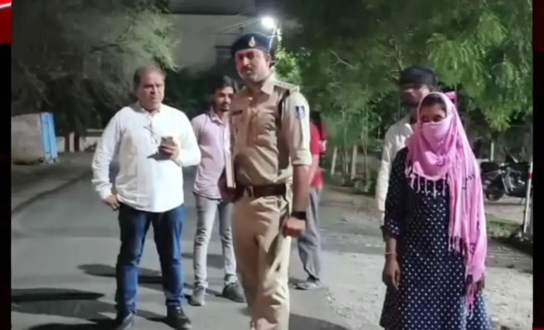 मर्डर के आरोप में पिता-भाई को पुलिस ने भिजवाया जेल, थाने पहुंची युवती ने दिए जिंदा होने के सबूत
