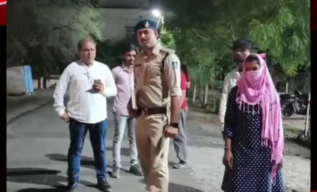 मर्डर के आरोप में पिता-भाई को पुलिस ने भिजवाया जेल, थाने पहुंची युवती ने दिए जिंदा होने के सबूत