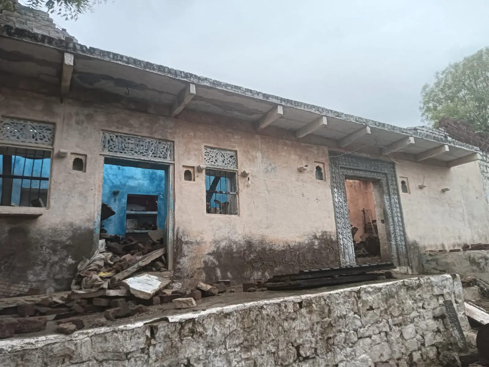 गोहद विधानसभा क्षेत्र के तीप गांवों में मकान ढहे, दो की मौत