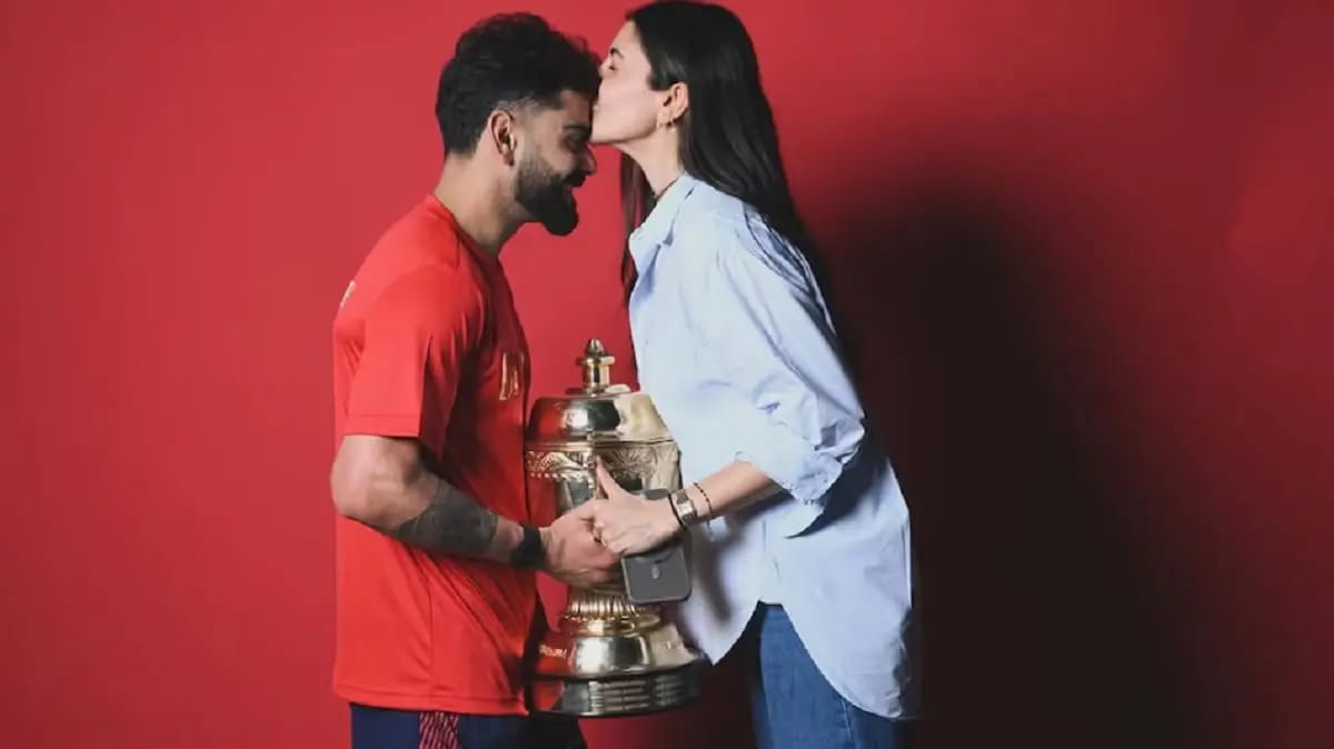 IPL ट्रॉफी के साथ झलका प्यार, विराट और अनुष्का की रोमांटिक तस्वीर ने जीता फैंस का दिल