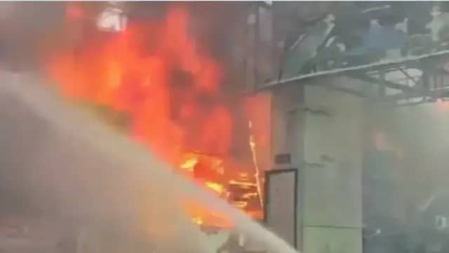 हेलमेट बाजार के कमर्शियल कॉम्प्लेक्स में लगी आग, फायर ब्रिगेड मौके पर
