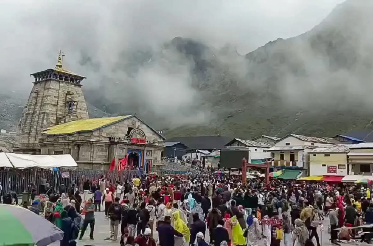 मूसलाधार बारिश के कारण यात्रियों को होल्डिंग क्षेत्रों में रुकने के निर्देश, प्रशासन अलर्ट
