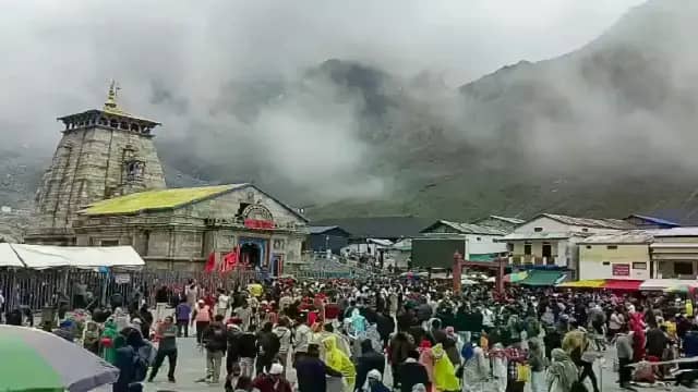 मूसलाधार बारिश के कारण यात्रियों को होल्डिंग क्षेत्रों में रुकने के निर्देश, प्रशासन अलर्ट