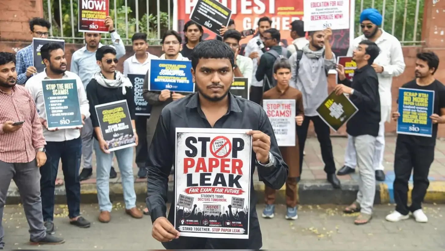 NEET और OSM पर संसदीय समिति ने पूछे सवाल-आपकी पेपर लीक की परिभाषा क्या है?