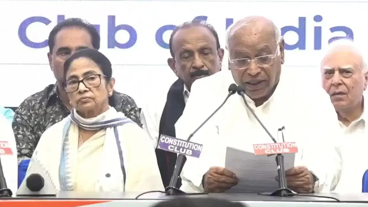 इंडिया गठबंधन में भी कमजोर हुई ममता की पार्टी, बनर्जी के मुंह से निकले बस दो शब्द!