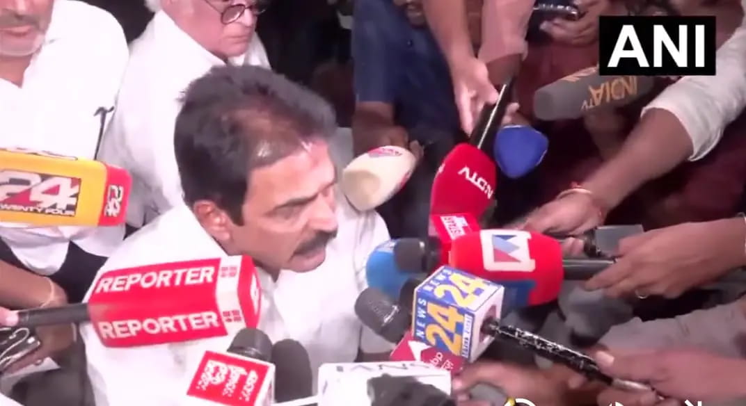 दिल्ली में चुनाव आयोग दफ्तर के बाहर धरने पर बैठे कांग्रेस के दिग्गज