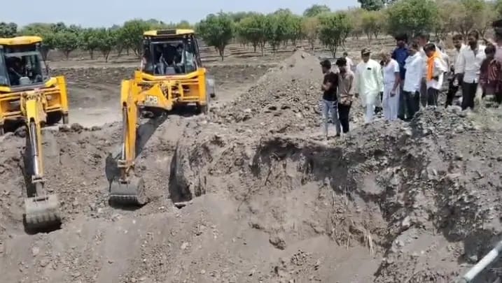 बन रहा कुआं धंसने से जनपद सदस्य की मां और पत्नी की दबने से मौत, दोनों शव निकाले