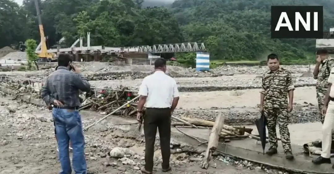 दार्जिलिंग में भारी बारिश के कारण बालासन नदी पर बना पुल टूटा, कई क्षेत्रों का संपर्क कटा