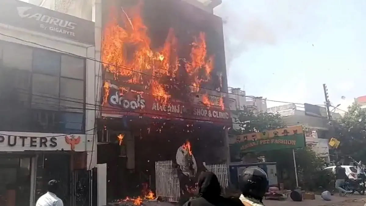 लखनऊ के कोचिंग सेंटर में लगी आग, जान बचाने के लिए कूदे छात्र, 15 की मौत