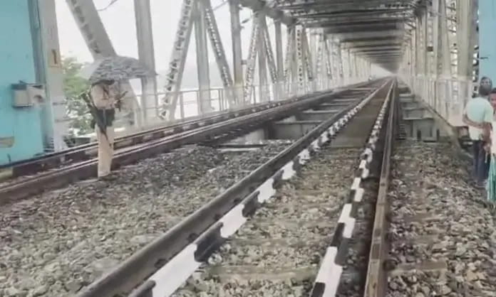 नरनारायण सेतु पर मालगाड़ी की चपेट में आए 4 मजदूर, दो की मौत