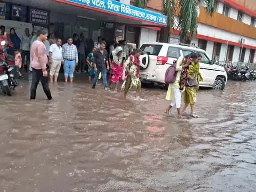 तीन घंटे की बारिश में डूबा सतना, महापौर निवास के सामने भी भरा पानी