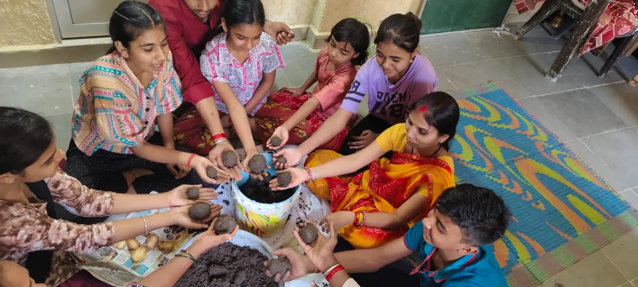 हरियाली के लिए नन्हे कदम...भोपाल की बस्ती के बच्चों ने बनाए सीड बॉल्स, अब लोगों को बांटकर रहे