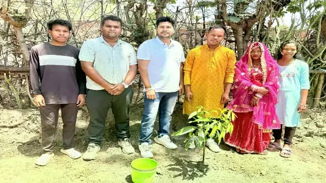 विदाई से पहले पौधा रोपकर नव-दंपति ले रहे संरक्षण का संकल्प