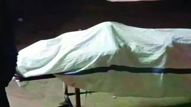 सड़क किनारे खड़े युवकों को अज्ञात वाहन ने मारी टक्कर, चार की मौत, दो घायल