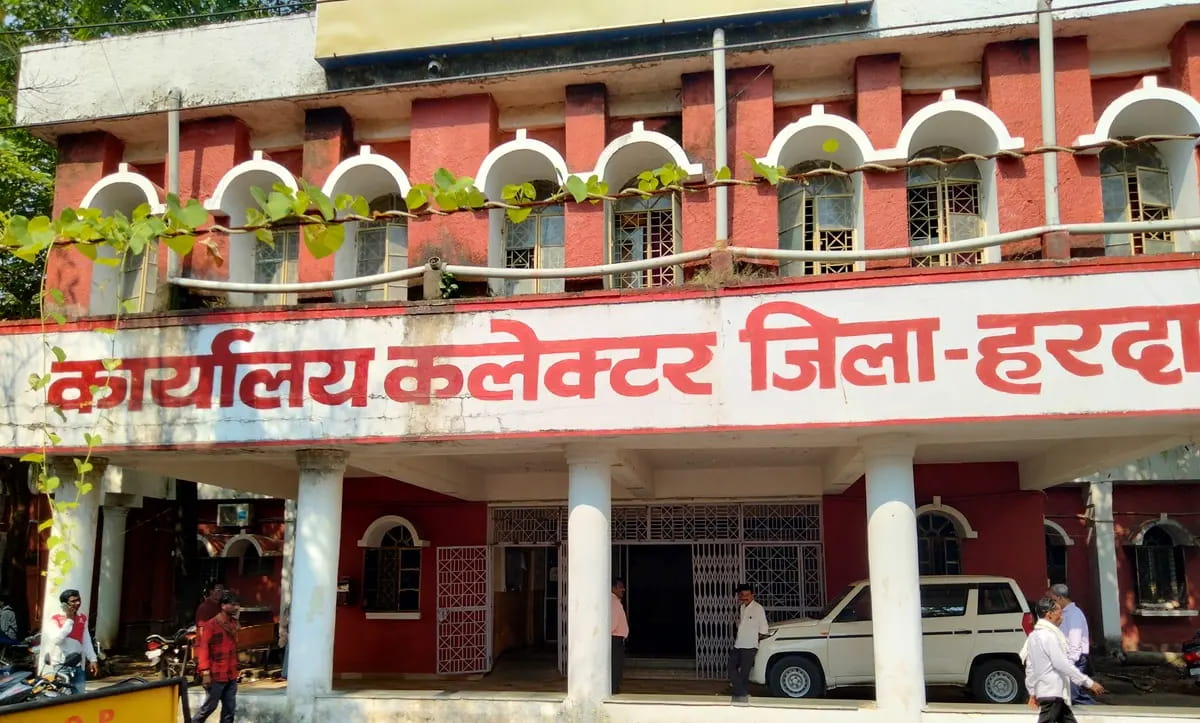प्रदेशव्यापी आंदोलन के तीसरे चरण में पटवारियों ने सरकारी व्हाट्सएप ग्रुप छोड़ा, 28 से ऑनलाइन कामों का बहिष्कार
