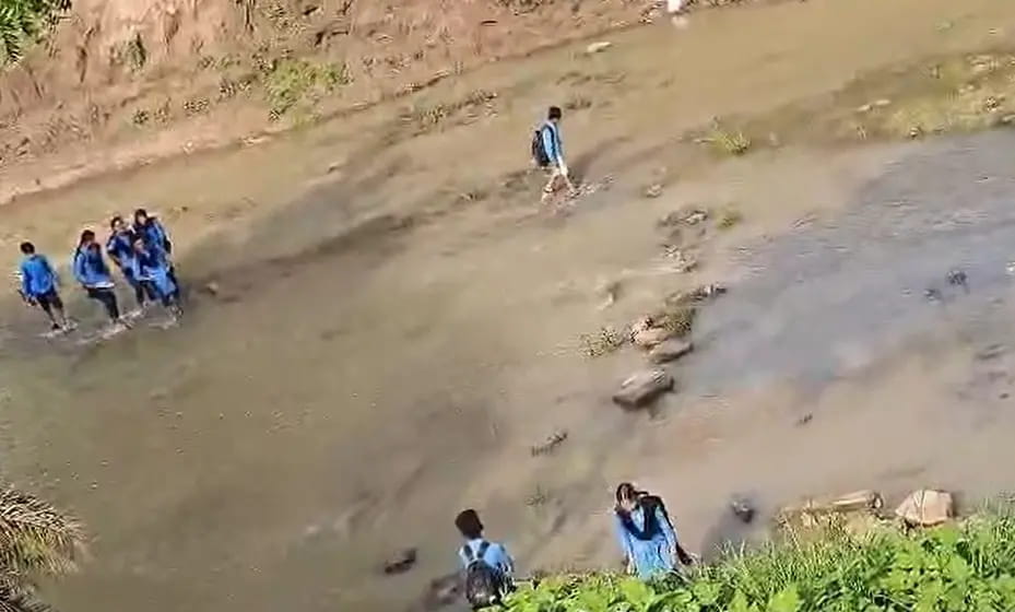 जान जोखिम में डालकर उफनते नाला पार कर स्कूल जाने को मजबूर मासूम, सोशल मीडिया पर वीडियो वायरल