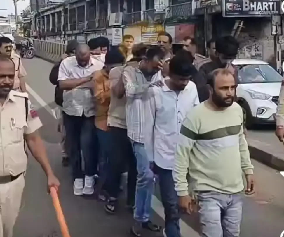 पुलिस ने निकाला जुआरियों का जुलूस; कोचिंग सेंटर की आड़ में चल रहा था जुआ फड़, 35 लाख की माशरूका जब्त