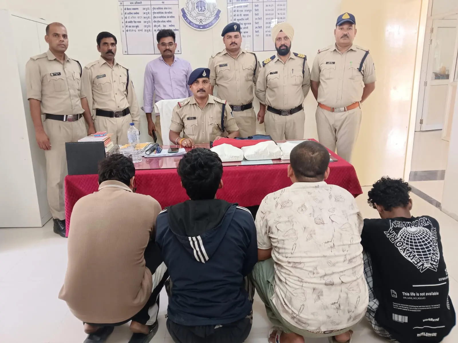 लोन दिलाने के नाम पर कर रहे थे विदेशी नागरिकों से साइबर ठगी, 4 अरेस्ट, मास्टर मांइड फरार