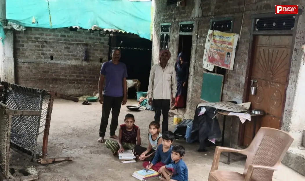 धार में कोई स्कूल शिक्षक के घर लग रहा तो कोई पेड़ के नीचे, जिम्मेदारों को नौनिहालों की फिक्र नहीं