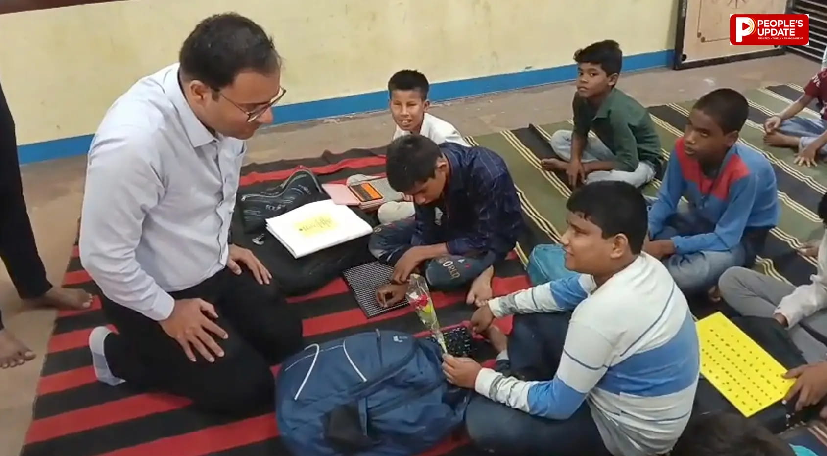 जब छात्रों के बीच घुटनों के बल बैठे कलेक्टर, मुस्कुराहटों से भर उठी कक्षा