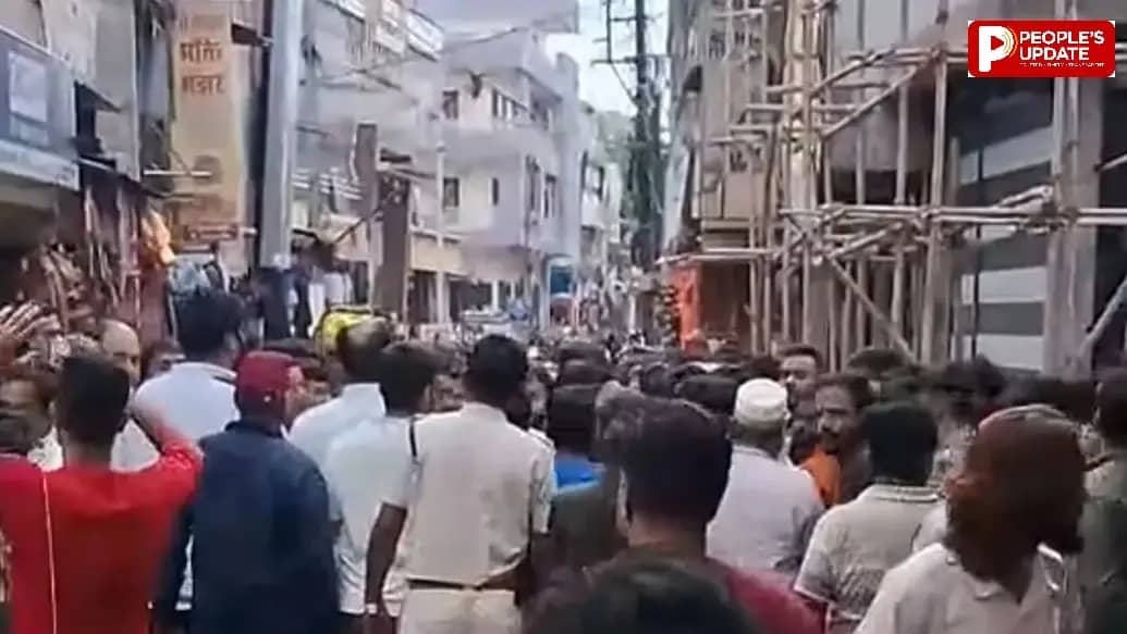 मेन रोड पर हाथठेलों को लेकर व्यापारियों का फूटा गुस्सा; जाम लगाकर किया प्रदर्शन, मारपीट के बाद बढ़ा विवाद