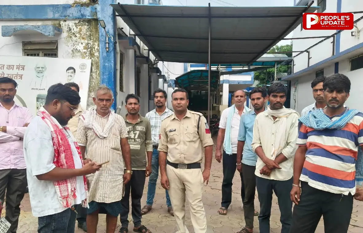 घर की छत से महिला के ऊपर गिरा सांप; सिर पर डसा, इलाज के दौरान मौत