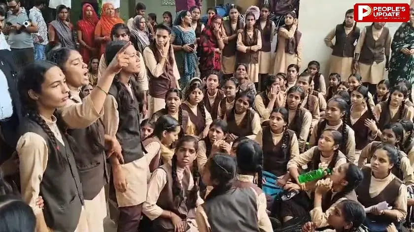 शहर से 15 किलोमीटर दूर शिफ्ट किया स्कूल, छात्राओं के साथ अभिभावकों ने कलेक्ट्रेट पर किया प्रदर्शन, सीहोर में भी शिफ्टिंग का विरोध