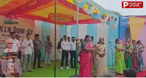स्वतंत्रा दिवस के कार्यक्रम में मैडम ने शिक्षक पर मंच से लगाए भ्रष्टाचार के आरोप, Video Viral