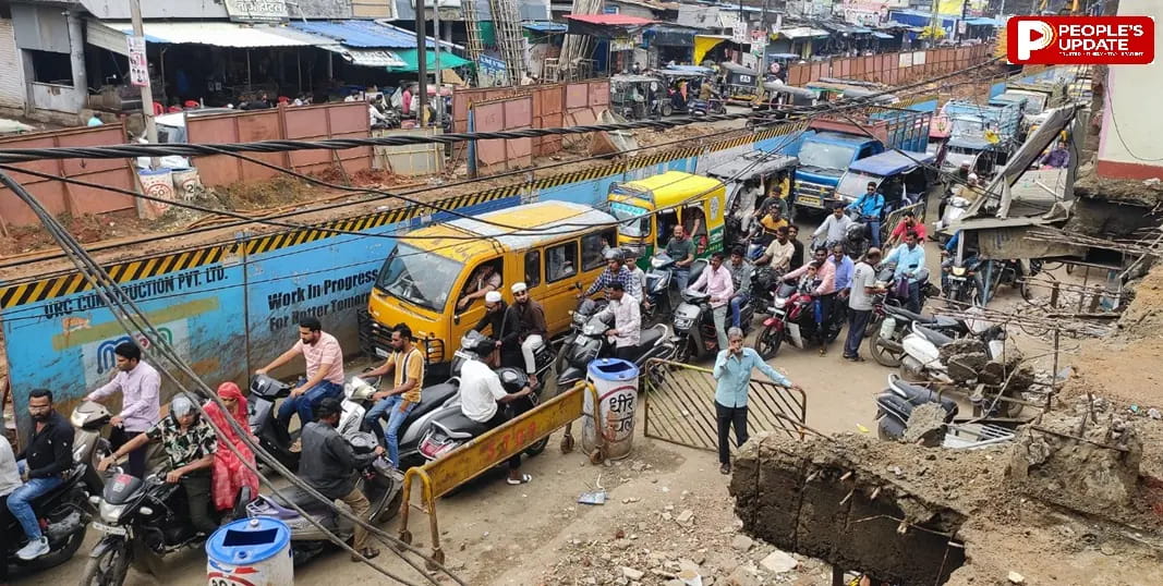 गड्ढों में फंसा भोपाल-मेट्रो पिलर खड़े हुए तो सड़कें सिकुड़ गईं, जाम, धूल, जलभराव से जिंदगी हुई बेहाल