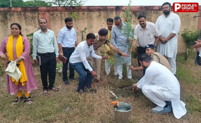 विदिशा-जनविश्वास बढ़ाने मैदान में पुलिस-प्रशासन, थानों का निरीक्षण, छात्रों से संवाद और पौधरोपण किया