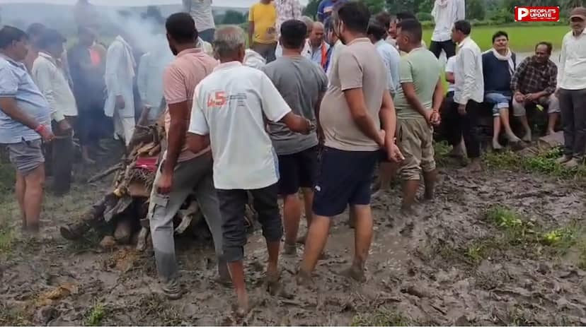 दमोह में दुर्दशा, मुक्तिधाम तक पहुंचने के लिए कीचड़ से गुजर रहे ग्रामीण, वहीं करना पड़ रहा अंतिम संस्कार