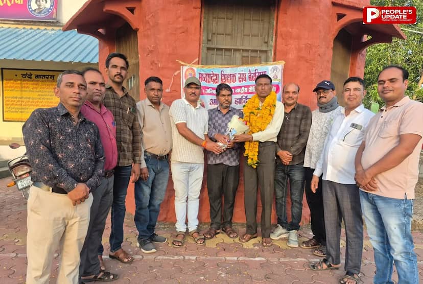 समर्पण की मिसाल-बैरसिया के शिक्षक दिनेश शुक्ला ने 11 साल से नहीं ली गर्मी की छुट्टी, 300 गरीब छात्राओं की फीस कराते हैं माफ