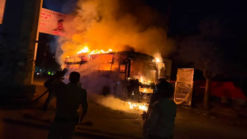 ग्वालियर से भोपाल जा रही बस में लगी आग, 22 यात्री थे सवार, सभी सुरक्षित