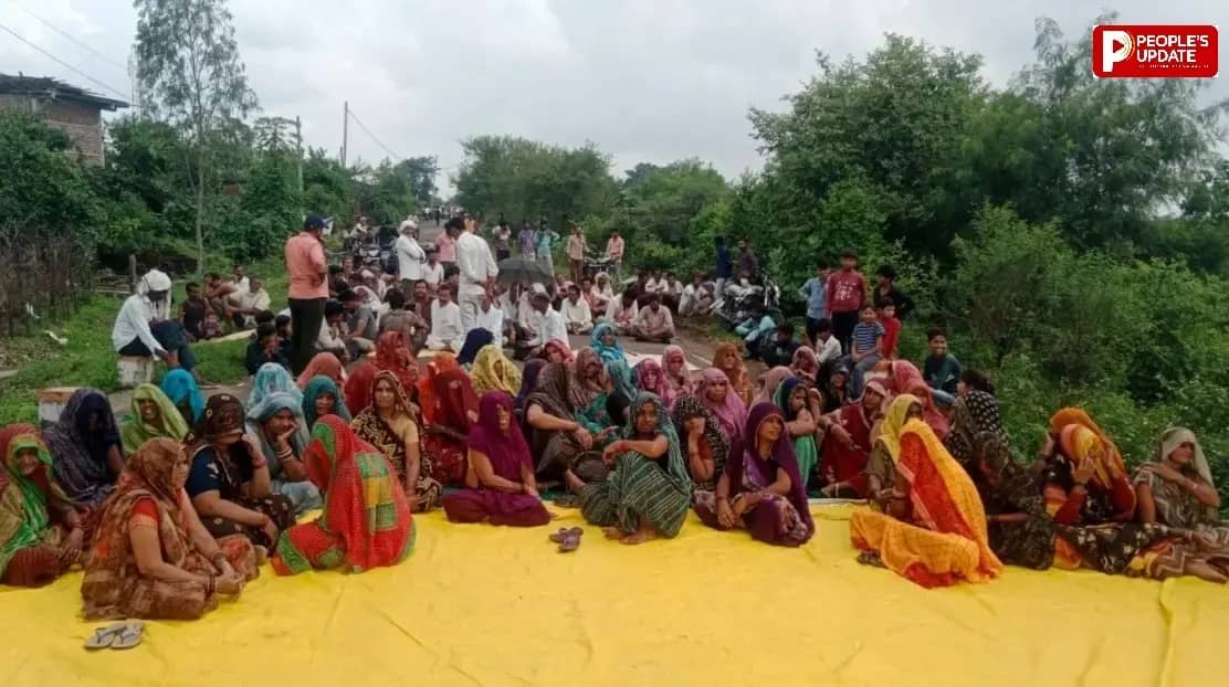 सुल्तानगंज के गोरखी में शराब दुकान के विरोध में सड़कों पर उतरे ग्रामीण, एक घंटा चक्काजाम