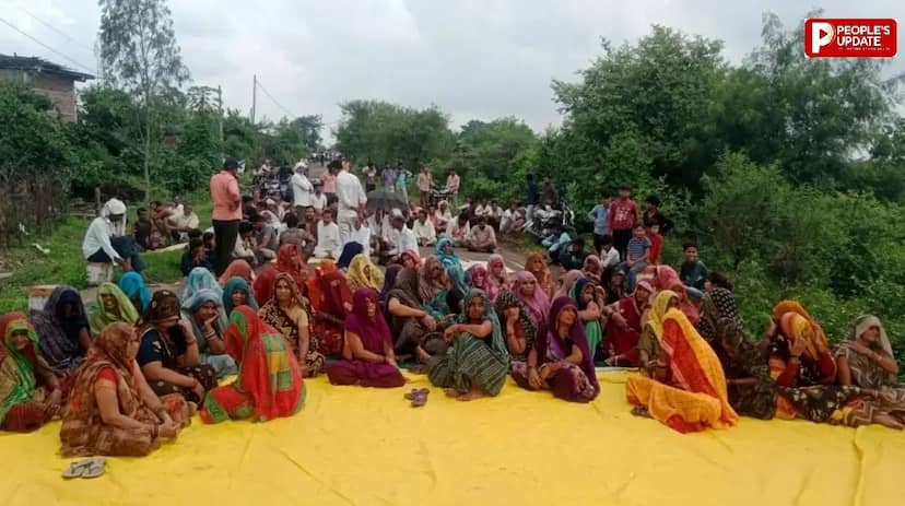 सुल्तानगंज के गोरखी में शराब दुकान के विरोध में सड़कों पर उतरे ग्रामीण, एक घंटा चक्काजाम