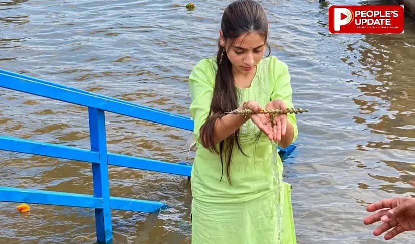 पितरों के तर्पण में बेटियों की बढ़ रही भागीदारी, रोज अर्पित कर रहीं जल