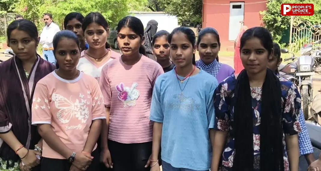 जनसुनवाई में शिकायत-छात्राओं को कीड़े लगे चने, मैडम के बच्चे खा रहे सरकारी बिस्किट-नमकीन