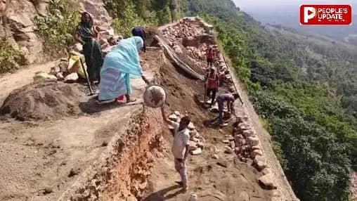 सीधी में अमिलिया-हनुमना मार्ग पर गिरा पहाड़ का हिस्सा, 24 मजदूरों ने भागकर जान बचाई