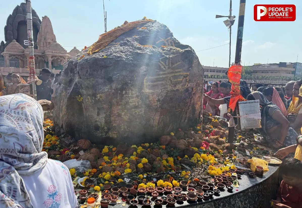 सीहोर के कुबेरेश्वरधाम में नवरात्रि की भव्य शुरुआत, 3 क्विंटल मावे की बर्फी का भोग और 108 दीपों से हुई आराधना