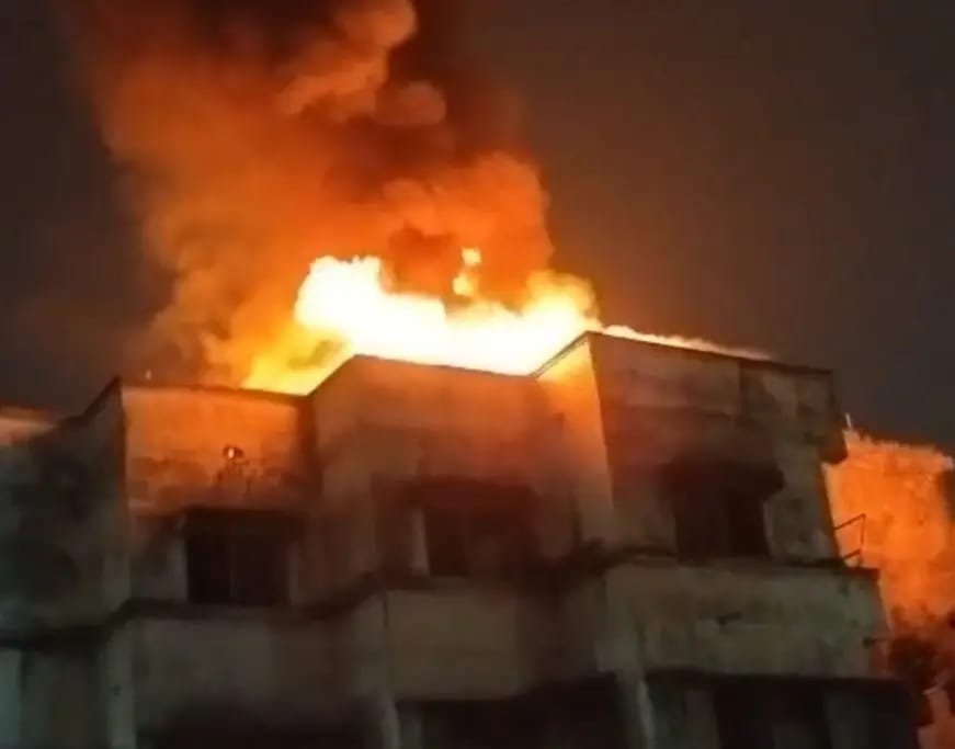 इंदौर में रावण दहन के दौरान पटाखे की चिंगारी से बिल्डिंग की छत पर लगी आग, ट्रांसपोर्ट नगर में मची अफरा-तफरी