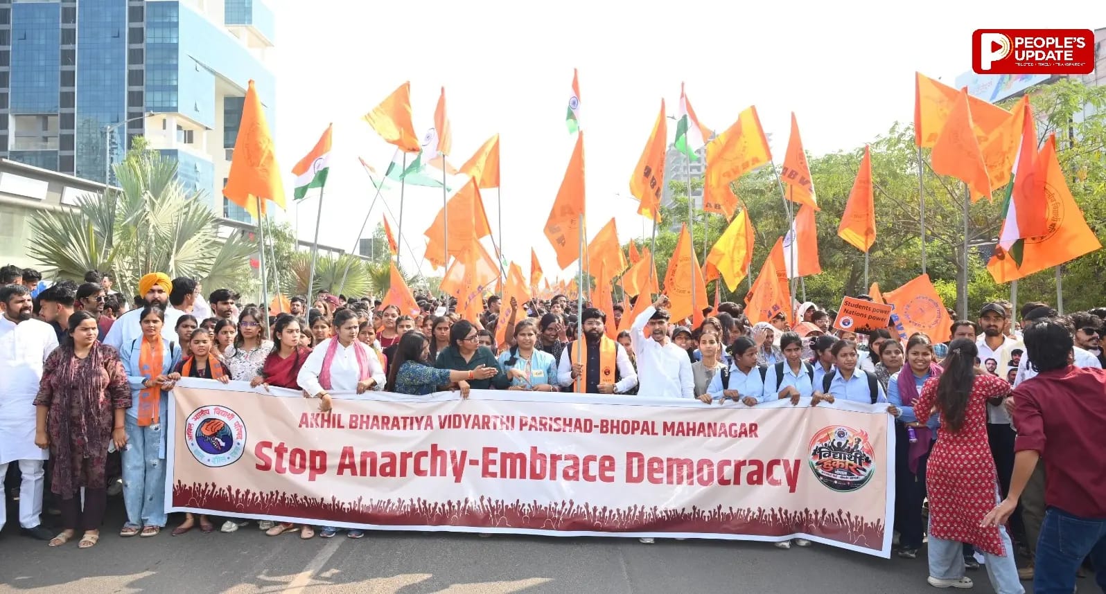 ABVP का विद्यार्थी हुंकार प्रदर्शन, कहा-लोकतंत्र में सत्ता परिवर्तन बैलेट से, भीड़तंत्र से नहीं; संवैधानिक संस्थाओं की गरिमा जरूरी