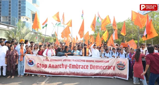 ABVP का विद्यार्थी हुंकार प्रदर्शन, कहा-लोकतंत्र में सत्ता परिवर्तन बैलेट से, भीड़तंत्र से नहीं; संवैधानिक संस्थाओं की गरिमा जरूरी