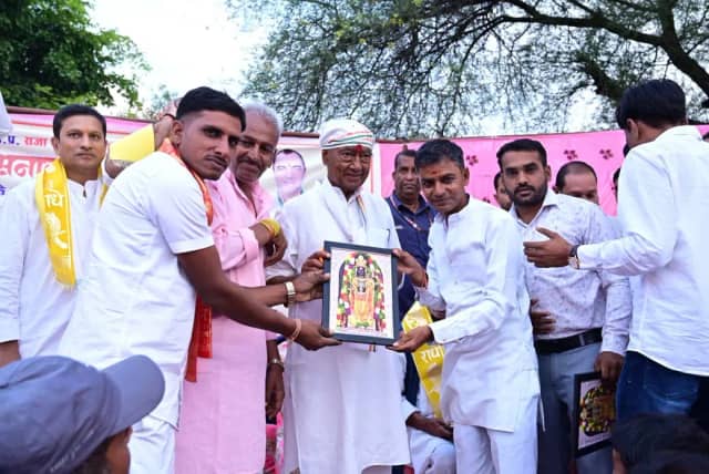 राजगढ़ जिले के खुजनेर पहुंची दिग्विजय सिंह की सत्य सनातन स्वाभिमान यात्रा, साथ चले साधु-संत