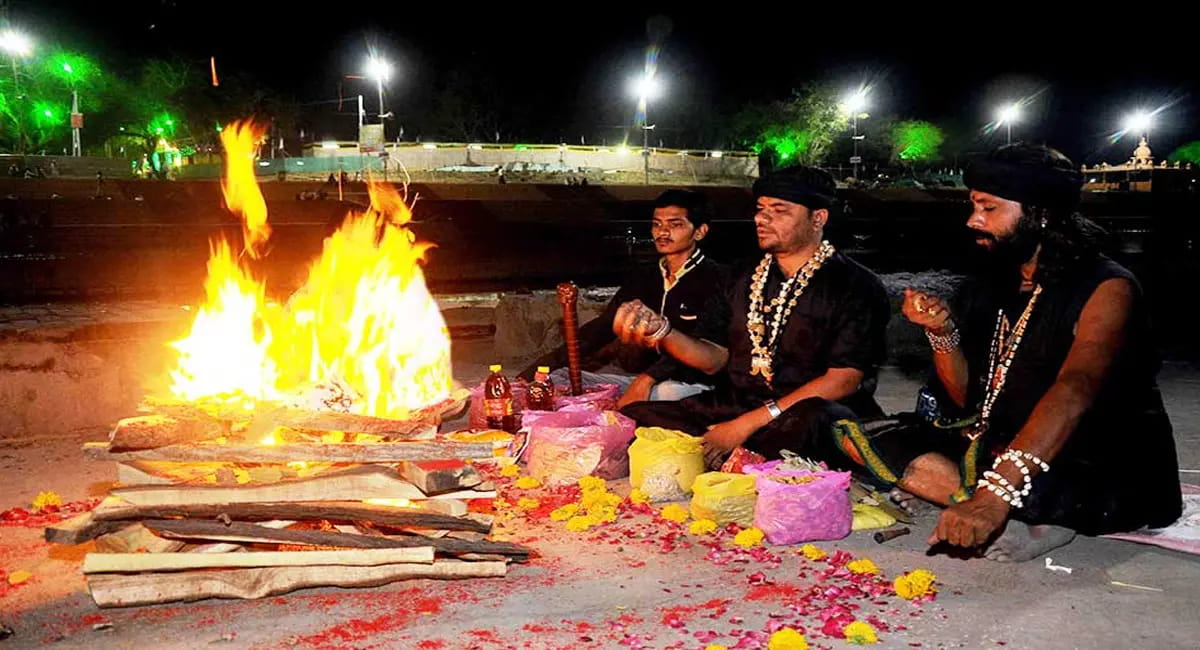 दिवाली की ‘महानिशा’: चक्रतीर्थ घाट श्मशान में चिताओं के बीच अघोरियों की साधना