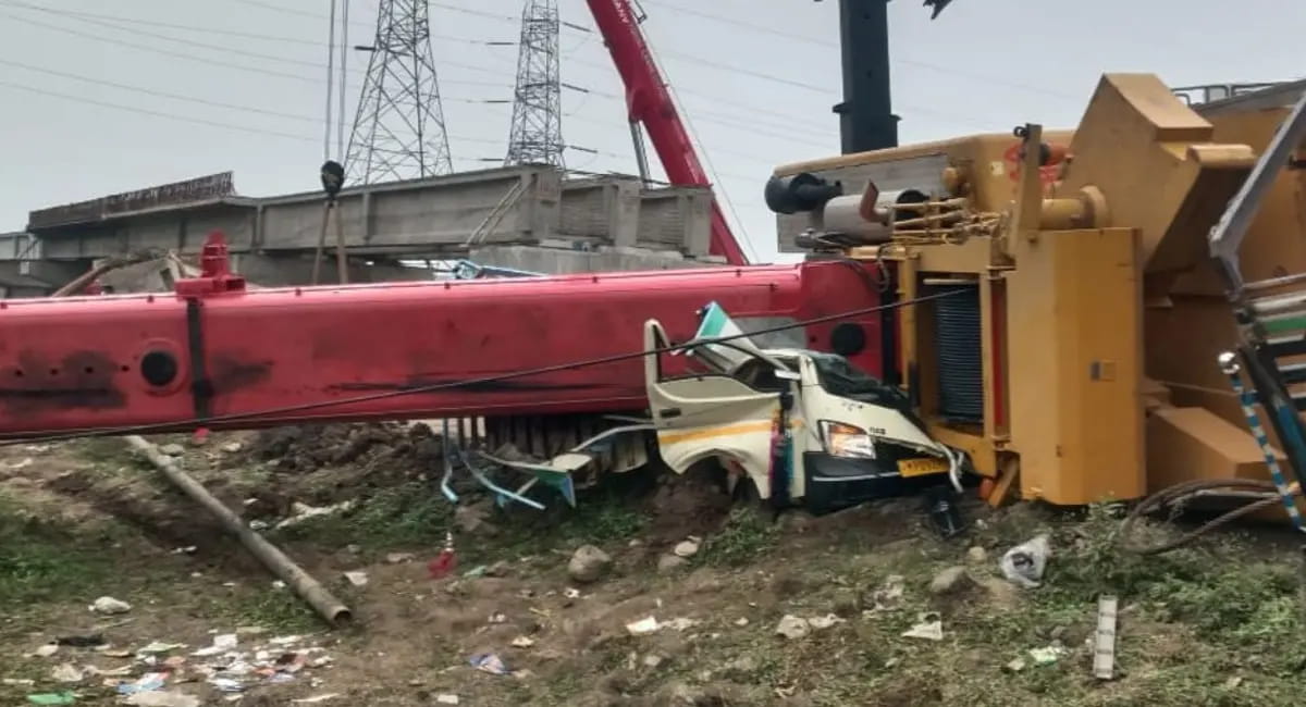 रेलवे ब्रिज निर्माण स्थल पर बड़ा हादसा, क्रेन पलटने से दो की जान गई, कई घायल